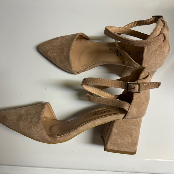 So Me Tan Block Heel Pumps - Picture 7 of 8